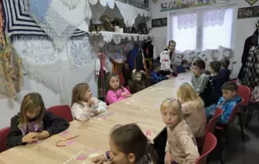 klasa 1c wykonuje światy z opłatka