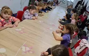 klasa 1d wykonuje światy z opłatka