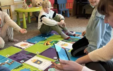 grupa uczni&oacute;w ustala trasę robota edukacyjnego