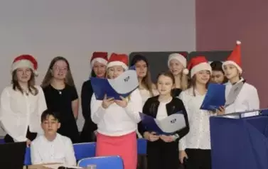 Uczniowie SP8 podczas przedstawienia świątecznego 
