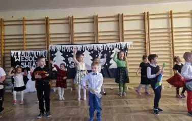 śpiewanie piosenki oraz granie na gitarach