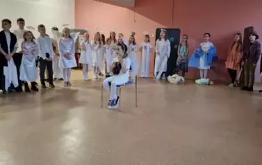 występ uczni&oacute;w klas trzecich 