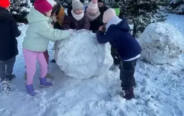 dzieci lepią balwana