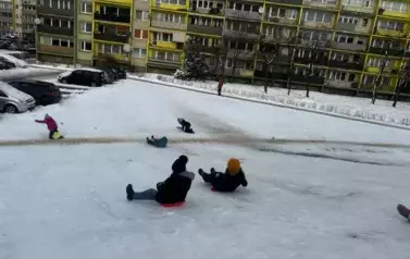 dziewczynki na sankach