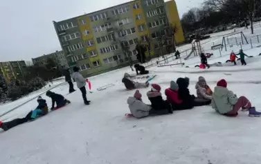 zabawa dzieci na g&oacute;rce