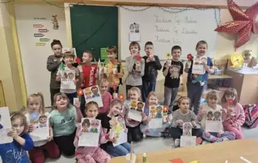 Prezentacja prac dla Babć i Dziadk&oacute;w wykonanych przez uczni&oacute;w z 1b (2)