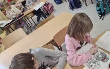 uczniowie z 1b tworzą kalendarze 