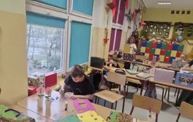 uczniowie klasy 1b w trakcie tworzenia kwiat&oacute;w dla Babć i Dziadk&oacute;w. 