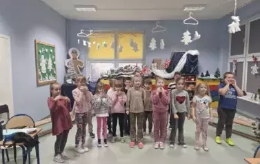 Śpiewanie poznanej piosenki z interpretacją ruchową 