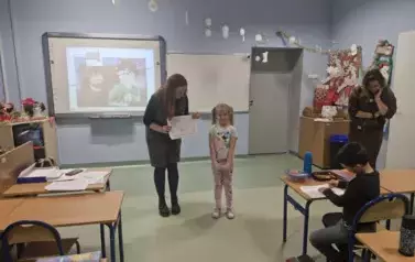 Prezentacja rysunku przez uczennicę 