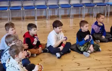 Chłopcy grają  na janczarach