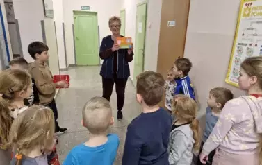 wręczanie laurek pracownikom szkoły