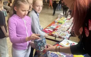 dziewczynka wrzuca pieniążki