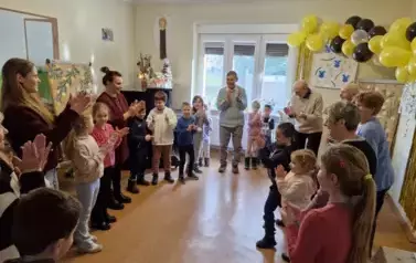 wsp&oacute;lna zabawa dzieci i dziadk&oacute;w