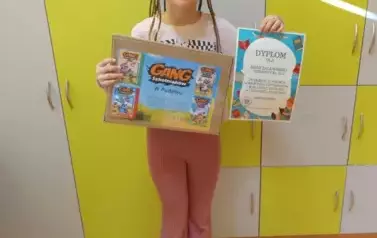 Uczennica prezentuje nagrodę