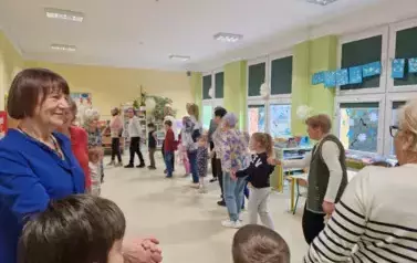 Zabawa z seniorami w kole