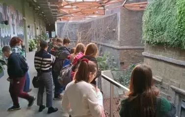 Grupa młodzieży w Orientarium