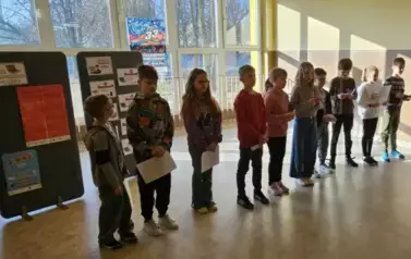 Uczniowie prezentują zasady bezpieczeństwa w internecie