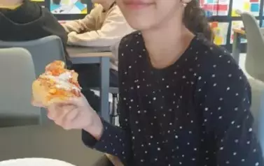 dziewczynka jedząca pizzę