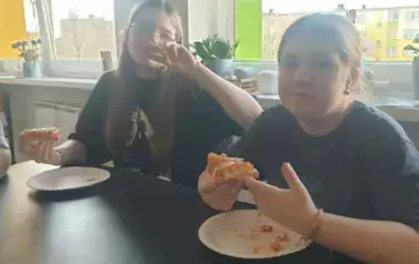 dziewczynki jedzące pizzę