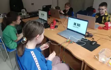 grupa dzieci pracująca z MakeyMakey1