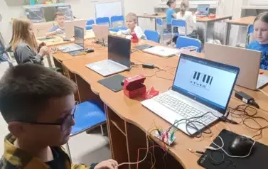 grupa dzieci pracująca z MakeyMakey2