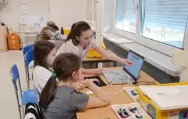 grupa dzieci, kt&oacute;ra zapoznaje się z zestawem klock&oacute;w Lego2