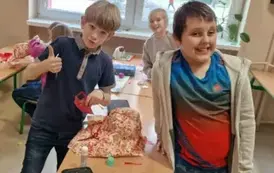 uczniowie prezentują swoje prace 