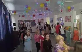 dzieci tańczą w pociągu
