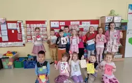 Zdjęcie grupowe z kartkami i lizakami