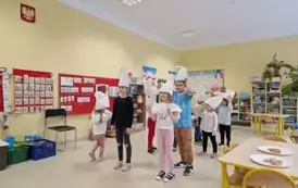 dzieci w białych czapkach 