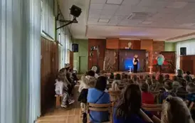 starszaki oglądają spektakl