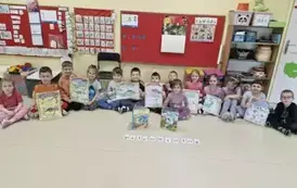 starszaki ze swoimi dinozaurami