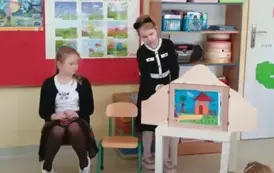 Uczniowie klasy 2c podczas występu