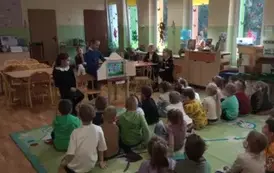 Uczniowie klasy 2d podczas występu