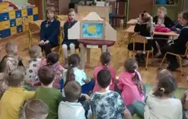 Uczniowie klasy 2d podczas występu