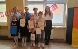 zdobywcy 1, 2, 3 miejsca oraz wyr&oacute;żnienia pozują do zdjęcia z komisją konkursową oraz z organizatorka konkursu