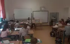 Uczniowie klasy 2d podczas występu