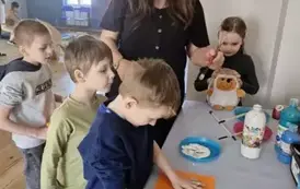malowanie dłoni na kolce jeża