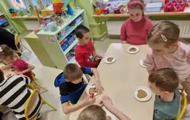 Dzieci ozdabiają ciasteczka