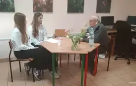 Czwarta grupa uczni&oacute;w w trakcie wywiadu