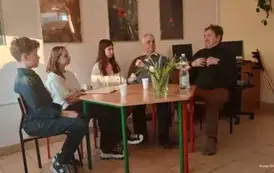 Trzecia grupa uczni&oacute;w w trakcie wywiadu