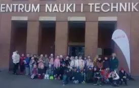 Klasy 2ab przed Centrum Nauki i Techniki w Łodzi