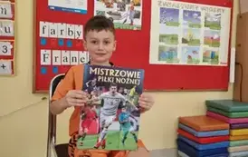Antek prezentuje książkę piłkarską