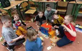 Uczniowie konstruują pojazdy kosmiczne