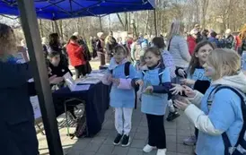 uczniowie uczący się podstawowych sł&oacute;w w Polskim Języku Migowym