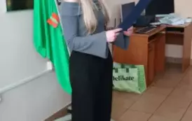 uczennica recytująca wiersz 