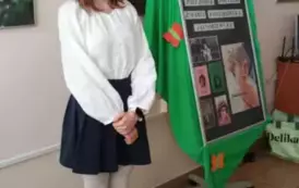 uczennica recytująca wiersz 