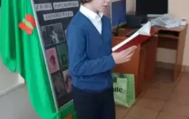 uczeń recytujący wiersz