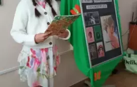 uczennica recytująca wiersz 